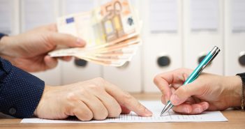 Wird eine Abfindung auf das Arbeitslosengeld angerechnet?