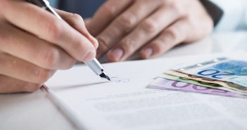 Arbeitsvertrag, Mietvertrag & Co: Welche Details sind bei Verträgen zu beachten?