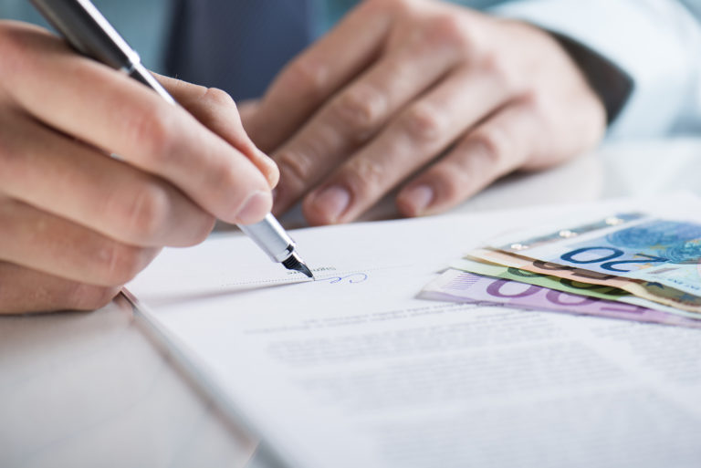 Arbeitsvertrag, Mietvertrag & Co: Welche Details sind bei Verträgen zu beachten?